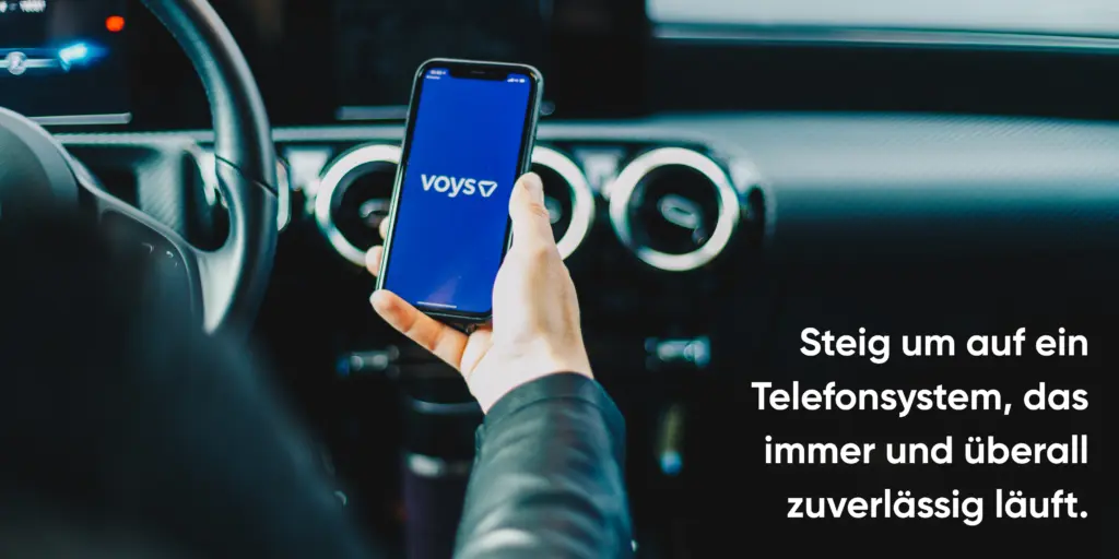 Kollege von Voys mit dem Handy und der Voys VoIP App in Verwendung