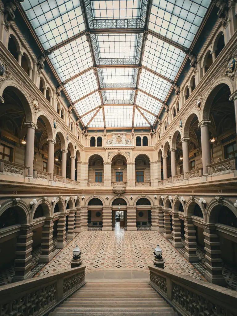 Wiener Justizpalast – historische Fassade des monumentalen Justizgebäudes in Wien mit barocker Architektur und prunkvollem Eingangsbereich