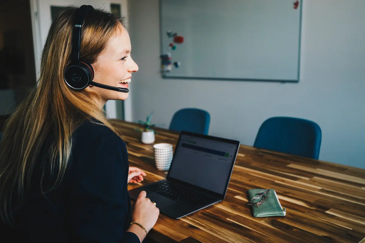 Frau am Schreibtisch nutzt VoIP-Produkte und eine 040-Vorwahl aus Hamburg für ihr Geschäft