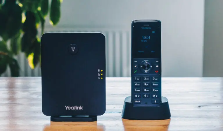 VoIP-Hardwaretelefon auf dem Schreibtisch