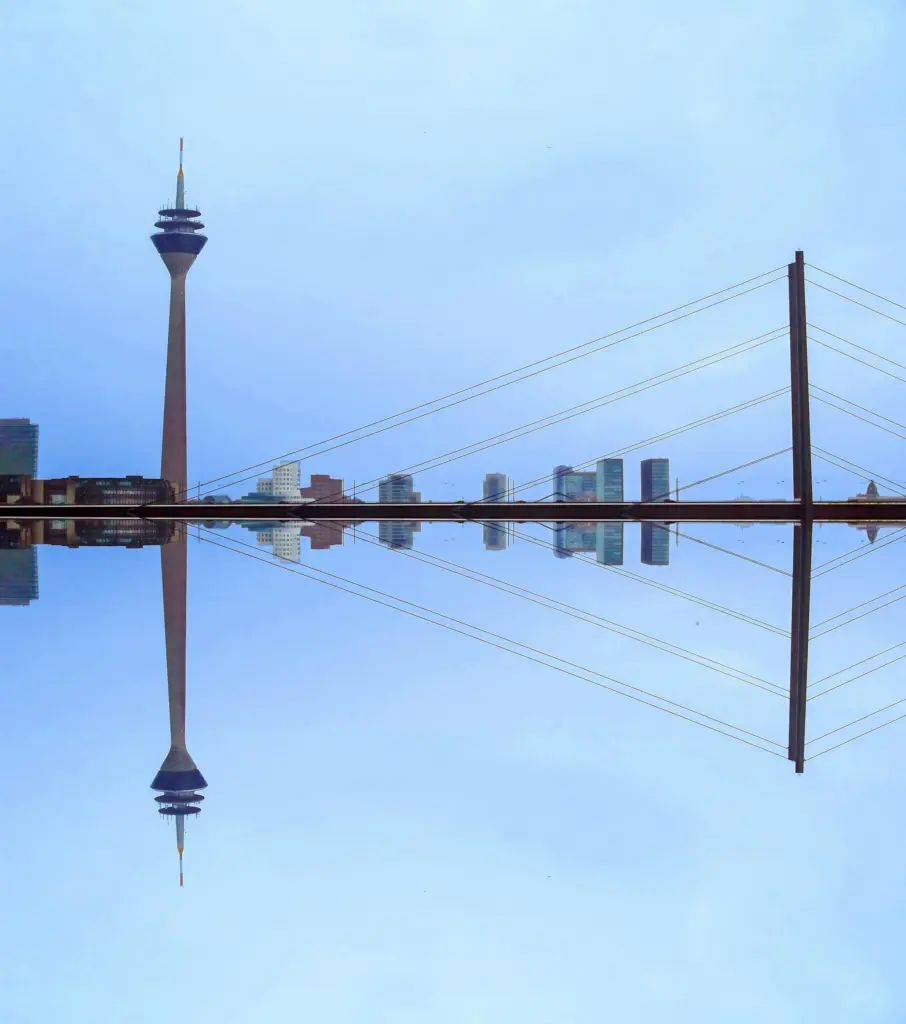 Ein Skyline-Bild von Düsseldorf, Deutschland, mit blauem Wasser und offenem Himmel.