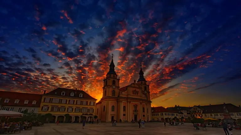Gebäude in Deutschland bei Sonnenuntergang, die Fassade leuchtet im warmen Abendlicht.
