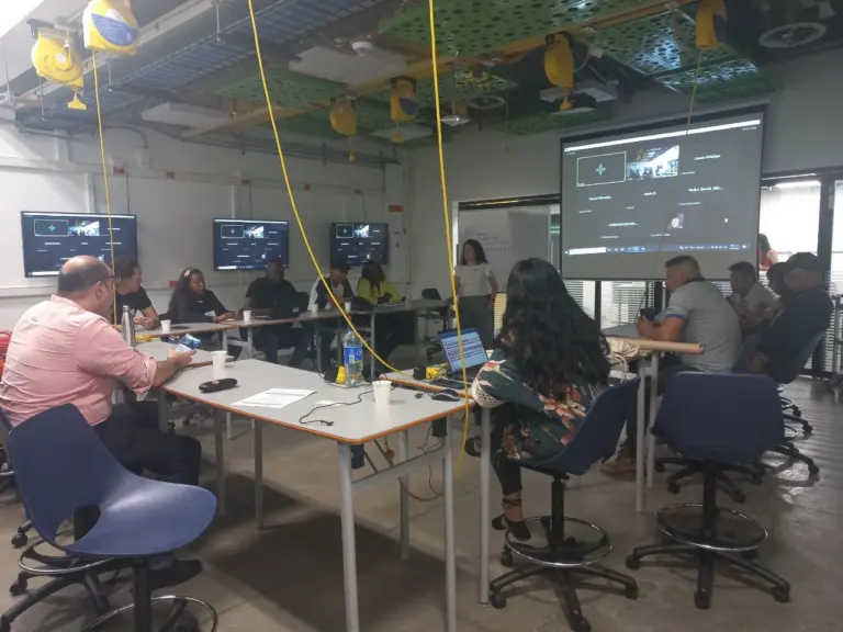 Setting up a School of Community Networks with Colnodo