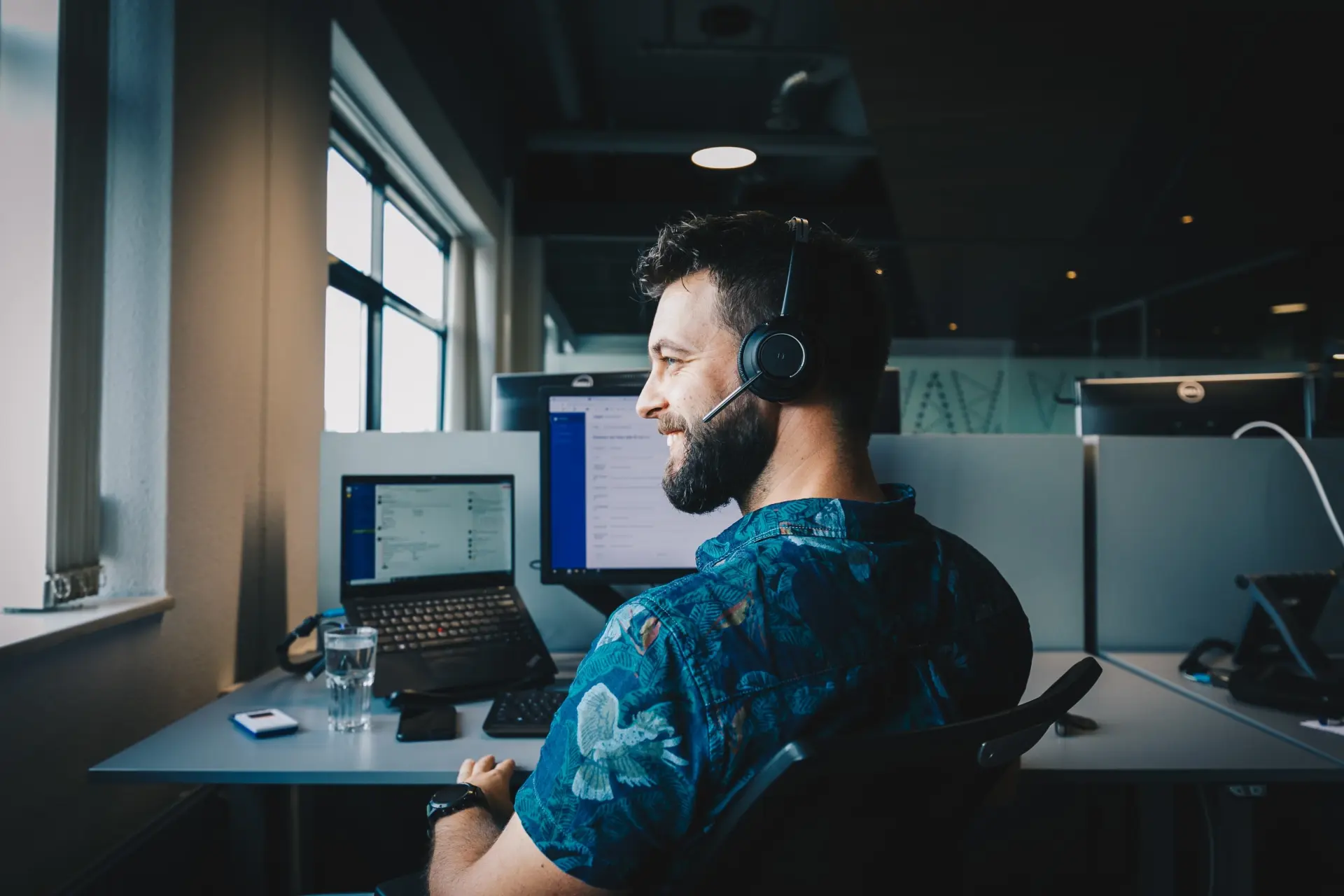 Man in kantoor headset bellen