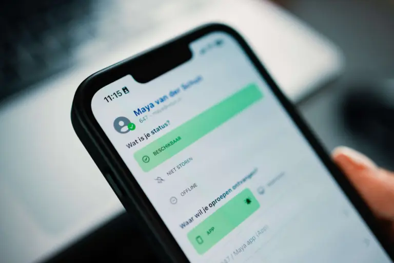 Op de foto staat een mobiele telefoon. Daarop staat de Voys App met de online telefooncentrale geopend. Je kunt zien wat de status is van de beller. Deze beller heeft een groene status en is dus beschikbaar.
