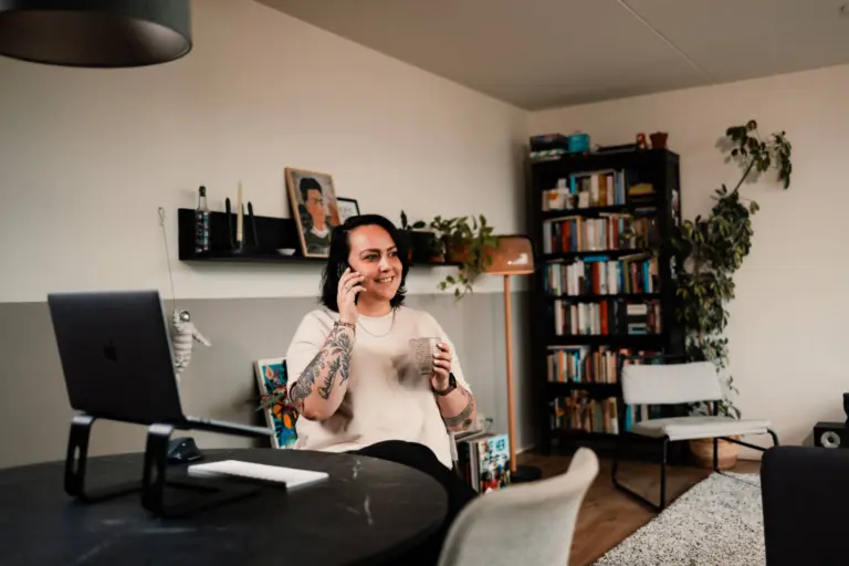 Mevrouw thuis aan het bellen met de VoIP app