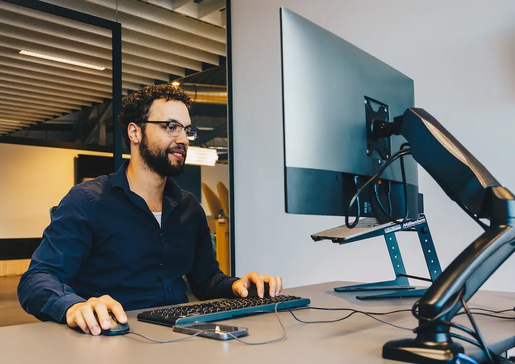 Voys colleague at desk using Voys freedom platform on laptop