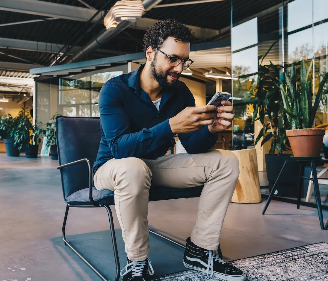 Voys colleague in Voy Office sitting on chair and using the voys app