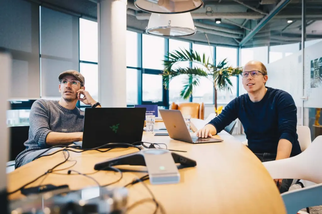 Mark Vletter founder in voys office with colleague