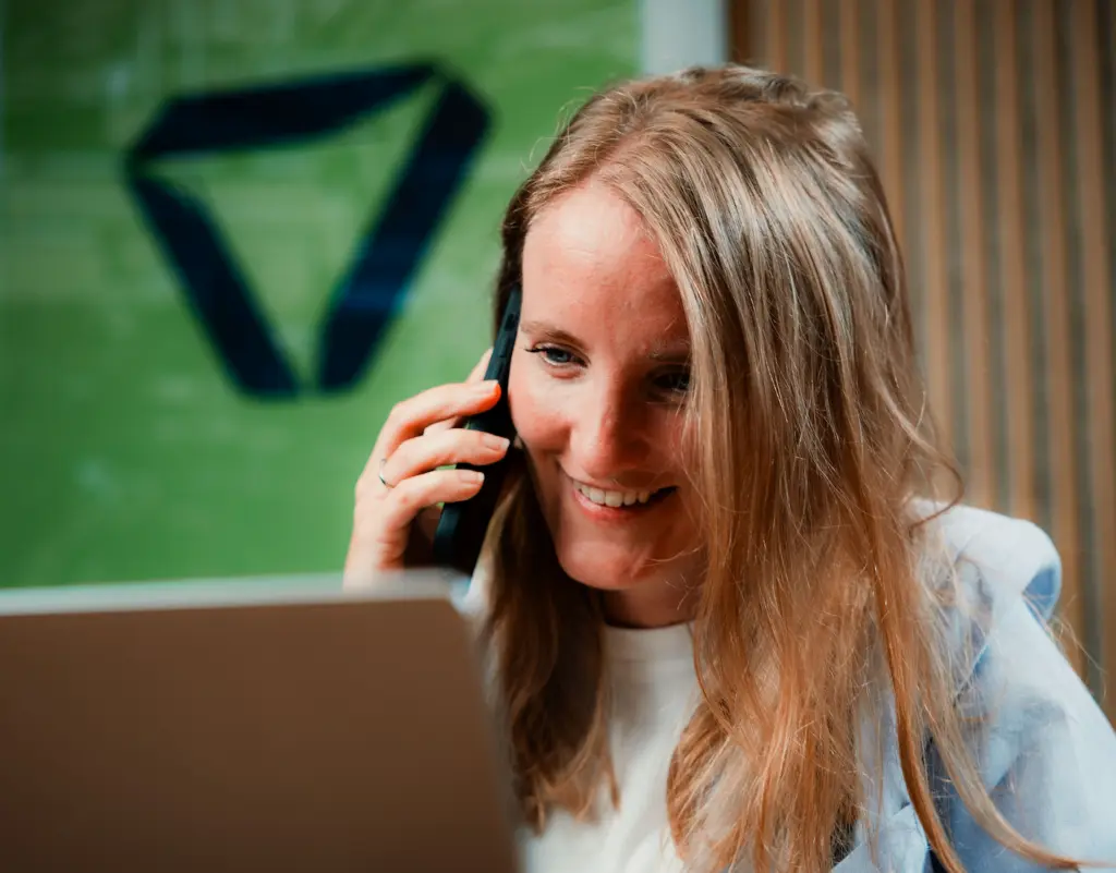 Voys colleague on VoIP telephony in office