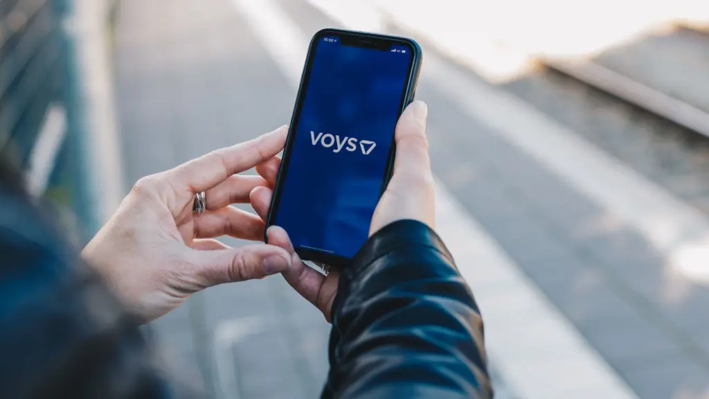 A person holding a handheld device using the voys app